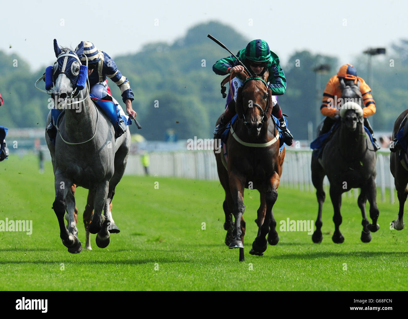 Secret Asset geritten von Michael O'Connell (links) schlägt Love Island geritten von George Chaloner, um die Cranswick PLC Food Group Einsätze während des Summer Stakes Day des John Smith's Cup Meetings 2013 auf der York Racecourse, York zu gewinnen. Stockfoto