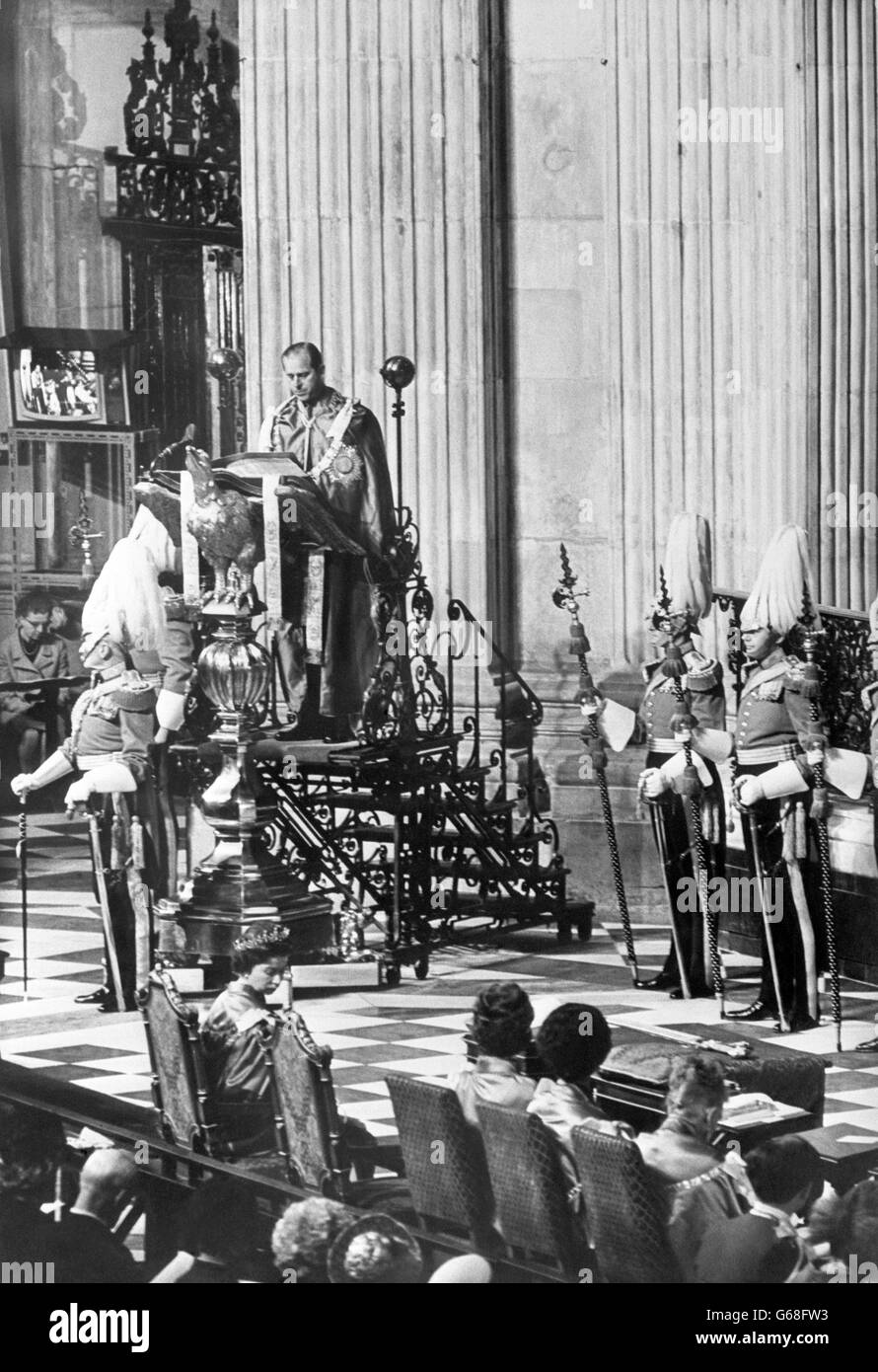 Prinz Philip, der Herzog von Edinburgh, liest die Lektion, im Dienst des Order of the British Empire in St. Paul's Cathedral, London. Der Gottesdienst wurde anlässlich des 50. Jahrestages der Gründung des Ordens gefeiert. Königin Elizabeth II. Ist im Vordergrund zu sehen Stockfoto