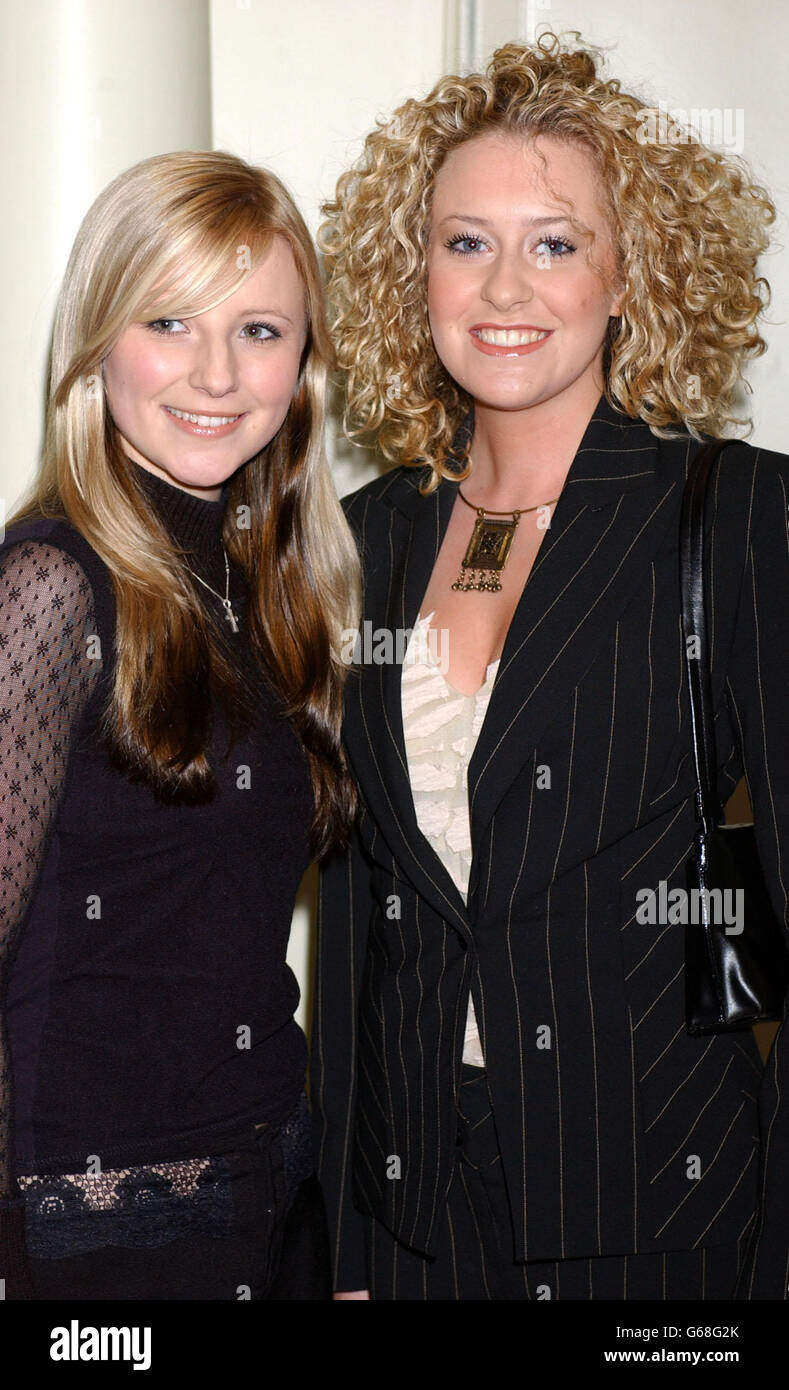 Die Hollyoaks-Schauspielerinnen Carley Stenson (L) und Helen Noble kommen bei den 2003 Television and Radio Industries Club (TRIC) Awards im Grovesnor House Hotel im Zentrum von London an. Stockfoto