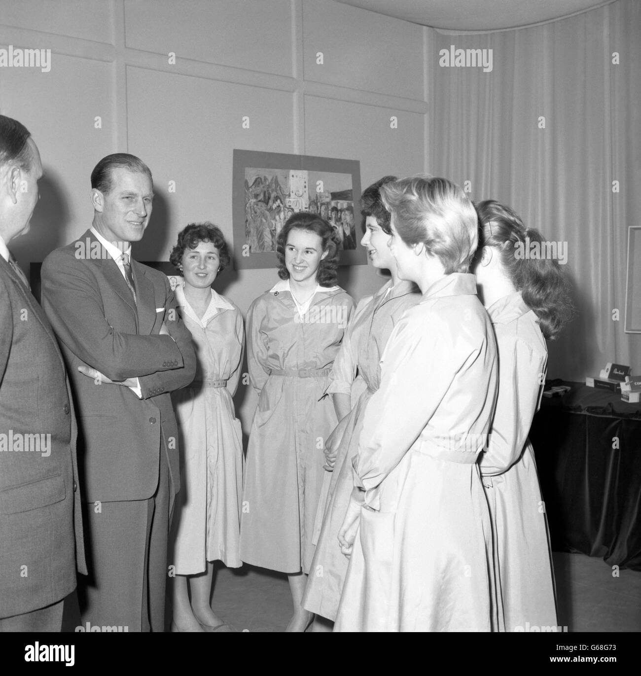 Prinz Philip, der Herzog von Edinburgh, spricht mit einigen der Mädchen, die bei seinem Besuch in den Räumlichkeiten der Carreras Tabakfabrik in Basildon in Essex arbeiten. Stockfoto