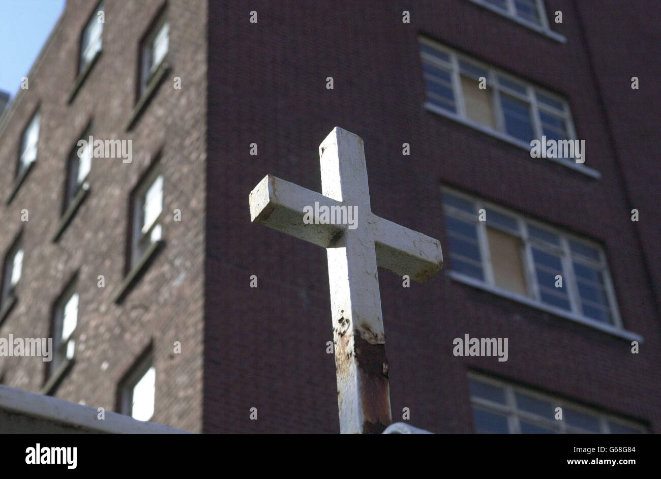 Vernageln Sie die Fenster am südöstlichen Flügel des Mater Hospital in Dublin. Dieses Krankenhaus war eines von drei großen Krankenhäusern in der irischen Hauptstadt, die vor Schwierigkeiten warnten, die auf fehlende Finanzmittel in den letzten Wochen zurückzuführen waren. * am Dienstag sagte das Mater Hospital, es müsste die Stationen schließen und die Dienstleistungen um 10% reduzieren, um innerhalb seines Budgets zu bleiben. Micheal Martin, Gesundheitsminister des Landes, warnte davor, dass irische Krankenhäuser trotz einer eskalierenden Finanzierungskrise innerhalb ihres Budgets leben müssten und sagte, die Regierung werde nicht vorzeitig eingreifen, indem sie "das Budget in den Wind wirft". Stockfoto