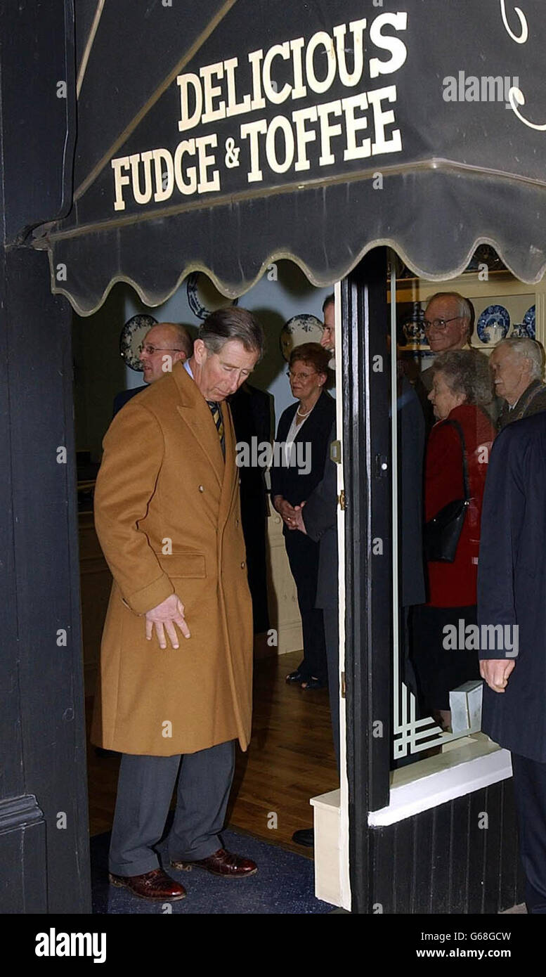 Prince of Wales verlässt den Toffee Shop in Penrith, Cumbria, der Süßigkeiten für sein eigenes Outlet auf dem Highgrove-Anwesen liefert. *..Charles sah aus erster Hand, wie die handgemachte Süßwaren im Toffee Shop hergestellt und verpackt wurde, bevor sie in Geschäften wie seinem eigenen, Fortnum und Mason und Selfridges verkauft wurde. Der Besuch ist eines von drei Engagements, die der Prinz während eines zweiten Tages im Lake District durchführte, wo er gestern bei einer lokalen Jagd in Mungrisdale erholte. Stockfoto