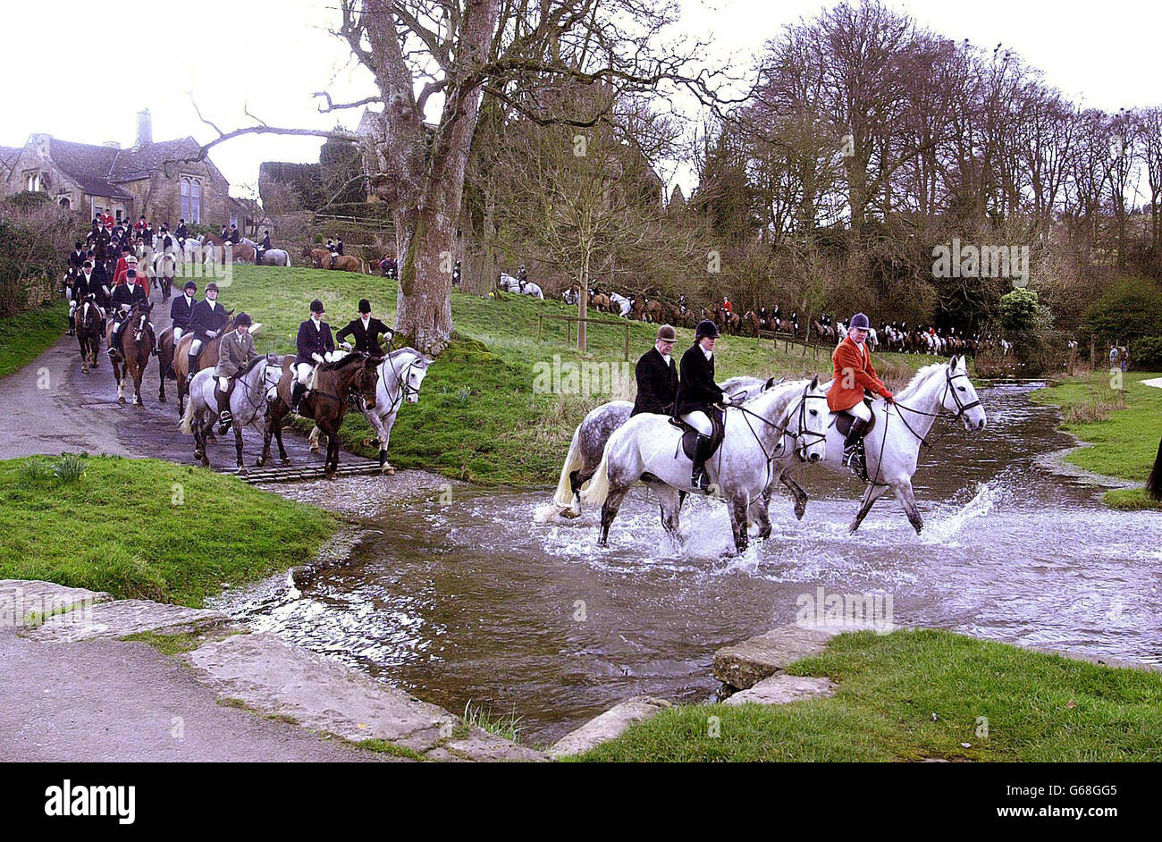 Heythrop-Fuchsjagd an den Grenzen von Oxfordshire, Warwickshire und Gloucestershire, verhandeln über einen ford im Dorf Upper Slaughter. * The League Against Cruel Sports stellte heute Videoaufnahmen vor, in denen ein ehemaliges Mitglied der Heythrop Hunt Hunde in eine der künstlichen Fuchserden ließ. Stockfoto