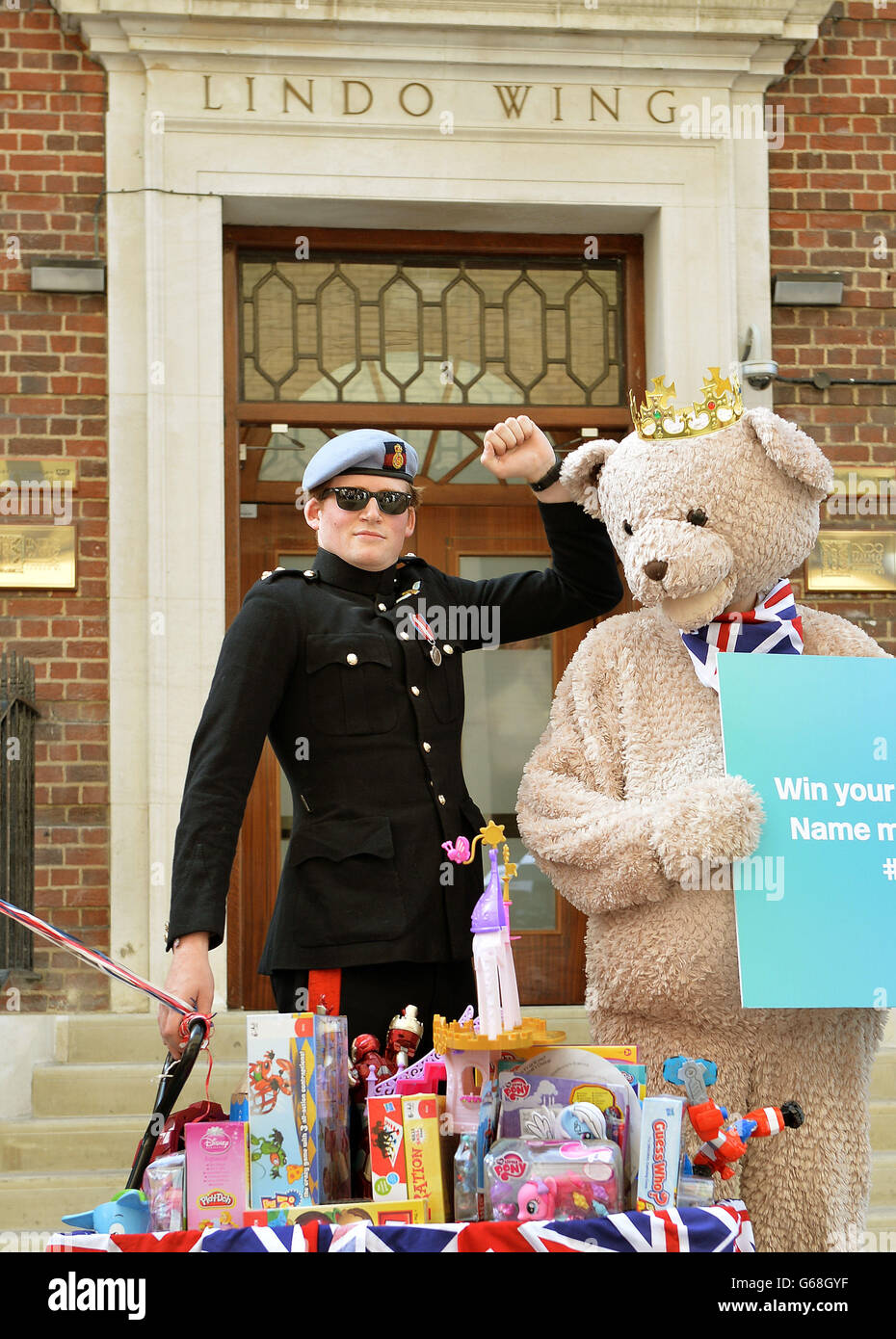 Ein Prinz-Harry-Look kommt mit einem Giant Bear vor den Lindo-Flügel, wo die Herzogin von Cambridge erwartet wird, ihr Baby zu liefern, um Kindern, die sich im St. Mary's Hospital Paddington im Zentrum von London befinden, Spielzeuggeschenke zu überreichen. Stockfoto