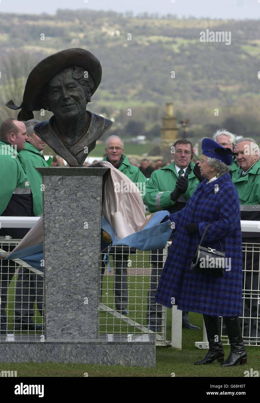 Die Königin enthüllt eine Bronzebust der Königin Mutter bei ihrer Ankunft auf Cheltenham Rennbahn. Es ist das erste Mal seit mehr als 50 Jahren, dass die Königin die Rennbahn am Gold Cup Day besucht hat. Stockfoto