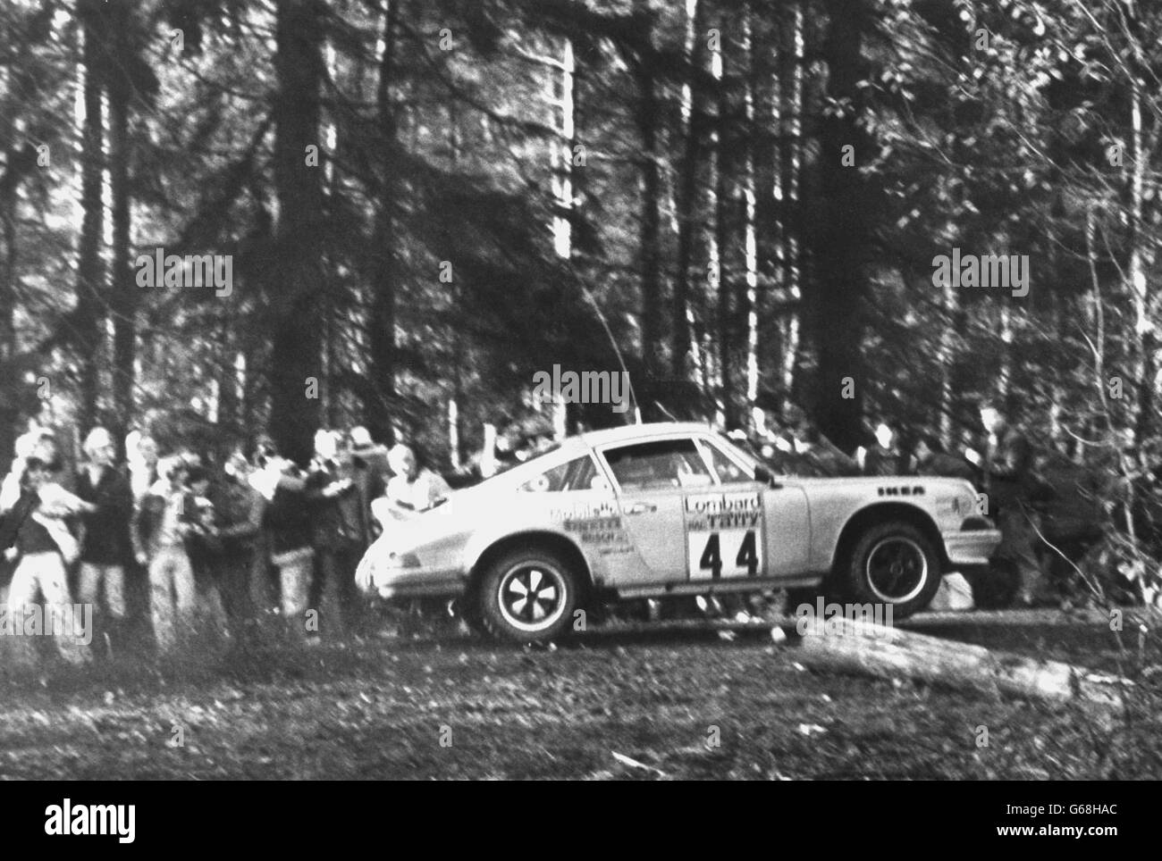 Die RAC Round-Britain-Rallye startete gestern von Bath aus und während der zweiten Etappe stürzten der westdeutsche Meister Heinz-Walter Schewe und sein Beifahrer Franz-Josef Moormann ihren Porsche 911SC auf einer engen Kurve im Forest of Dean in die Zuschauer. Zwei Zuschauer wurden schwer verletzt und mehrere andere verletzt, was dazu führte, dass die Bühne aufgegeben wurde und die Teilnehmer auf die dritte Bühne übergingen. Stockfoto