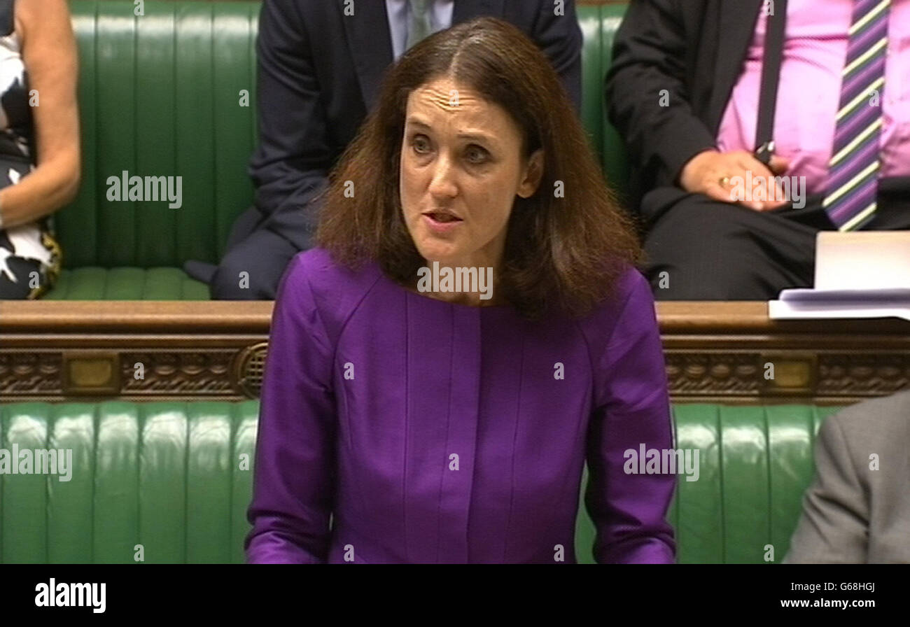 Die nordirische Sekretärin Theresa Villiers gibt vor den Abgeordneten im Londoner Unterhaus eine Erklärung zu den anhaltenden Unruhen in Ulster ab, die mit dem Verbot einer umstrittenen Parade der Orangenen Orden verbunden sind. Stockfoto Die nordirische Sekretärin Theresa Villiers gibt vor den Abgeordneten im Londoner Unterhaus eine Erklärung zu den anhaltenden Unruhen in Ulster ab, die mit dem Verbot einer umstrittenen Parade der Orangenen Orden verbunden sind. Stockfoto