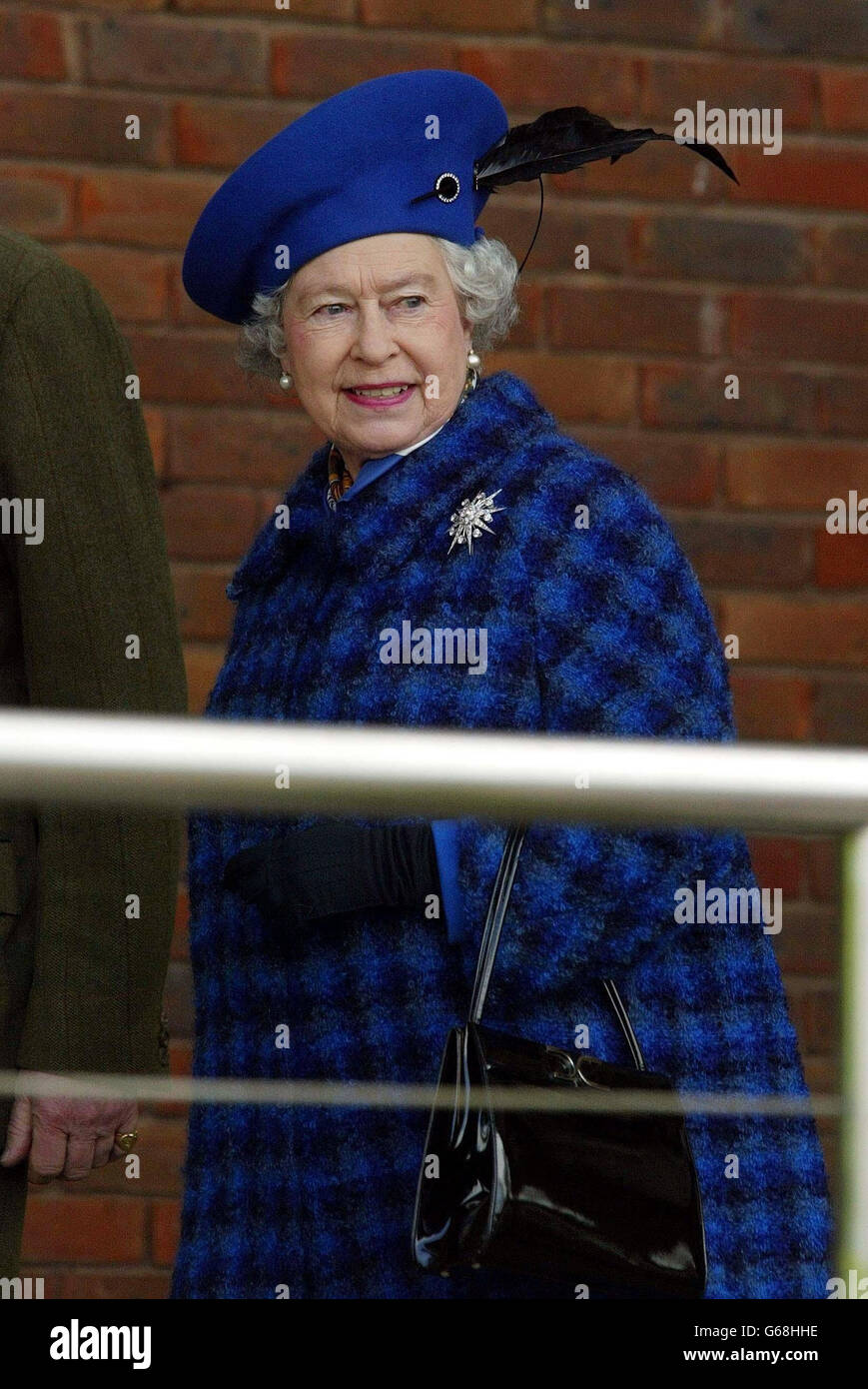 Die britische Königin Elizabeth II. Kommt am Gold Cup-Tag auf der Rennbahn Cheltenham an. Die Königin enthüllte beim Cheltenham Gold Cup-Renntreffen eine Bronzebüste der Königin-Mutter und sollte auch den Tote Cheltenham Gold Cup bei ihrem ersten Besuch beim Cheltenham Festival seit 1951 präsentieren, als sie als Prinzessin Elizabeth ihre Mutter begleitete. Stockfoto