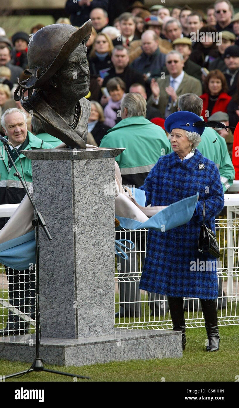 Die britische Königin Elizabeth II. Enthüllt am Gold Cup-Tag eine Bronzebust der Queen Mother auf der Rennbahn Cheltenham. Die Königin sollte den Tote Cheltenham Gold Cup bei ihrem ersten Besuch beim Cheltenham Festival seit 1951, als sie als Prinzessin Elizabeth ihre Mutter begleitete, präsentieren. Stockfoto