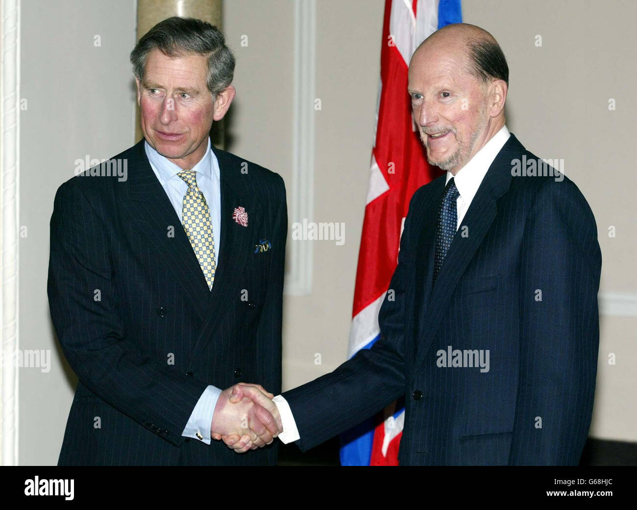 Der Prinz von Wales (links) schüttelt sich am ersten Tag eines zweitägigen Besuches die Hände mit dem ehemaligen König von Bulgarien, König Simeon II., der jetzt Ministerpräsident des Landes ist, im Gebäude des Ministerrats in der bulgarischen Hauptstadt Sofia. * nach einem privaten Treffen mit dem Präsidenten traf der Prinz König Simeon II., der mehr als 50 Jahre im Exil verbrachte, bevor er zum Premierminister des Landes zurückkehrte. Stockfoto