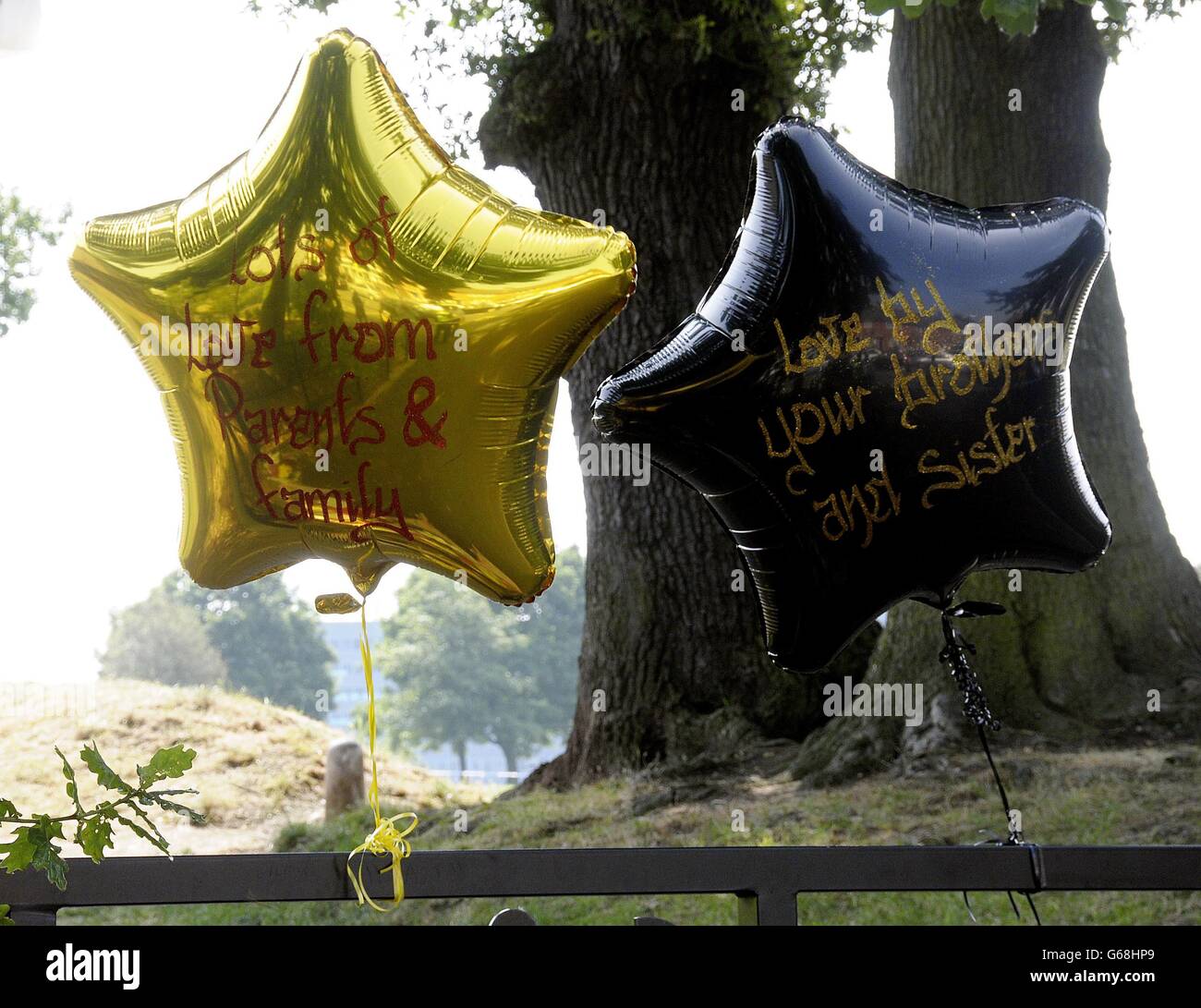 Junge, 15, erstochen im Kampf. Tribute werden im Oaklands Park, Wash Lane, Yardley, zurückgelassen, nachdem der 15-jährige Hassan Mahmood erstochen wurde. Stockfoto