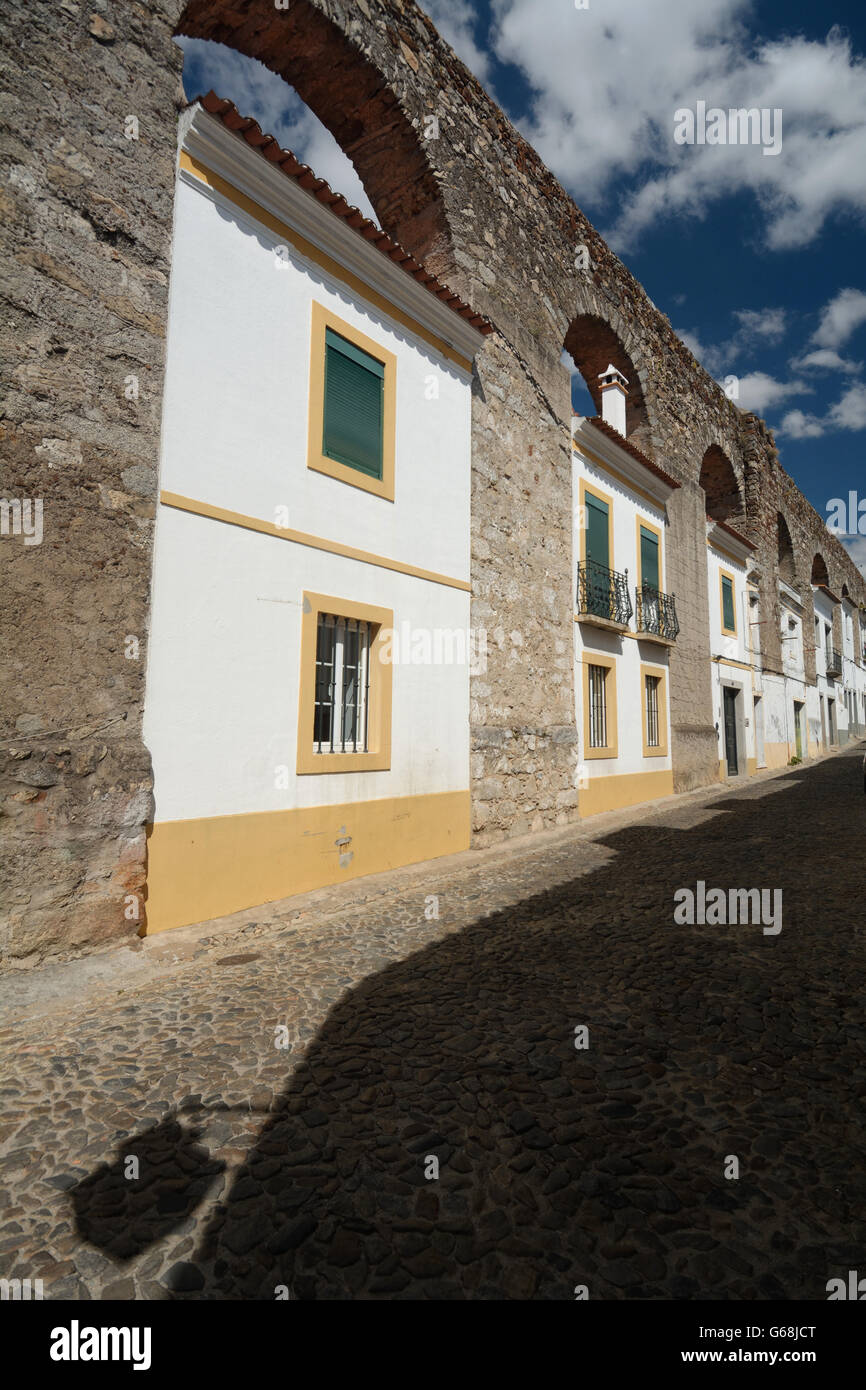 Häuser entlang der Bögen der Roman Aqueduct Silber Wasser in Rua Do Cano Street, Downtown Évora Alentejo, Portugal Stockfoto