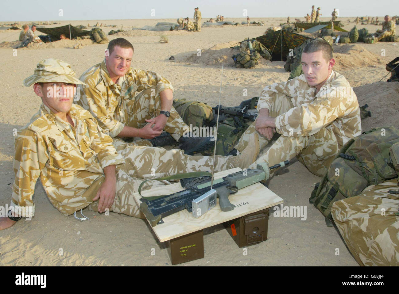 Royal Marines hören für Nachrichten Stockfoto