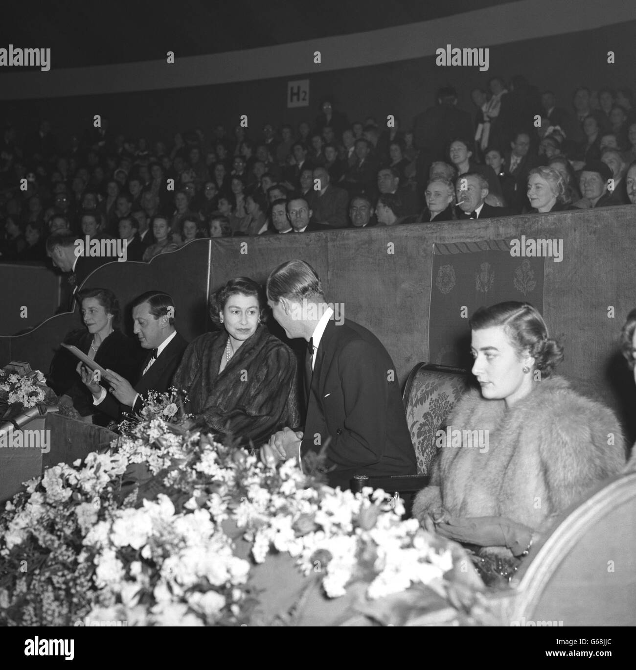 Royalty - Königin Elizabeth II - Bertram Mills Circus, Olympia Stockfoto