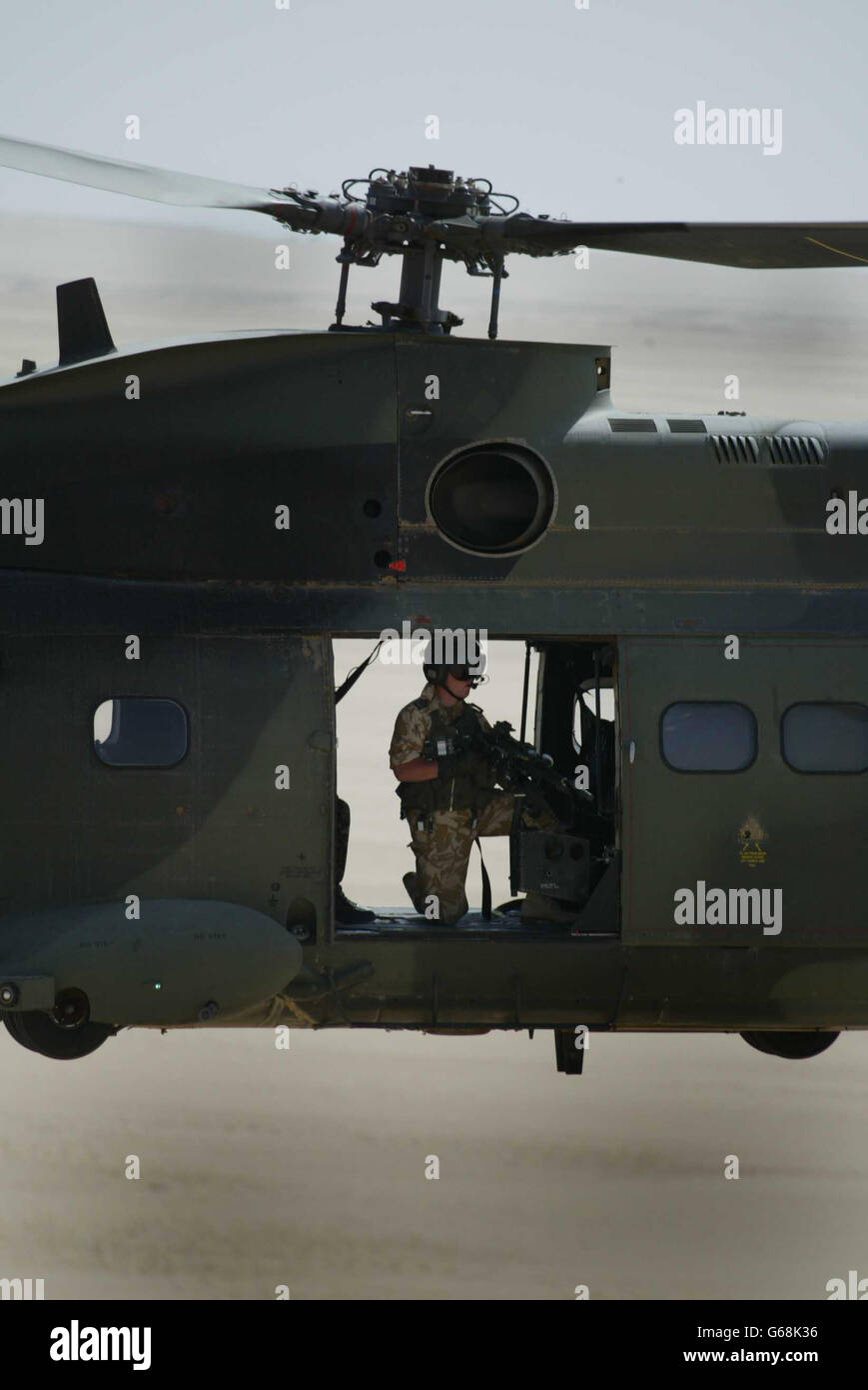 Maschinenpistole an Bord eines RAF Puma Helicopters vom Flugstützpunkt Ali Al Salim, patrouilliert an der Grenze zwischen Irak und Kuwait. Stockfoto