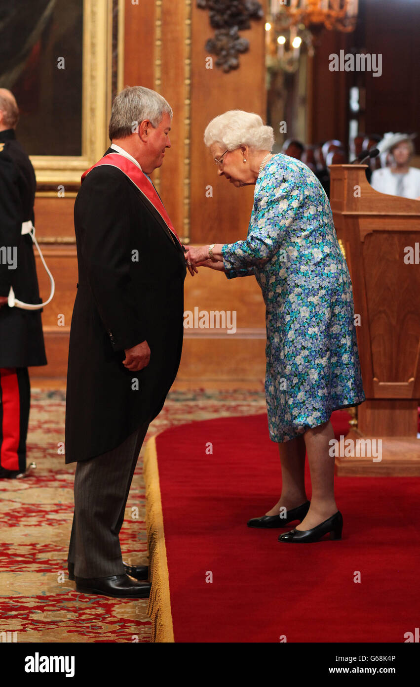 Der stellvertretende Vorsitzende von London 2012, Sir Keith Mills, wird von Königin Elizabeth II. Während einer Investiturfeier im Schloss Windsor zum Ritter-Großkreuz des Order of the British Empire ernannt. Stockfoto