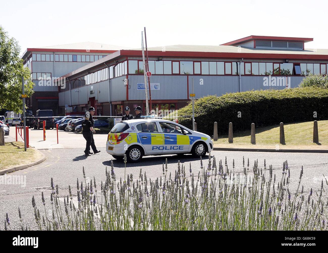 Polizeiaktivitäten in einer Industrieeinheit, die das Hauptquartier des Softwareunternehmens Delcam in Small Heath, Birmingham ist, nachdem zwei ukrainische Männer nach Anti-Terror-Gesetzen befragt wurden, haben den Ort einer Explosion in der Nähe der Wolverhampton Central Mosque gefunden. Stockfoto