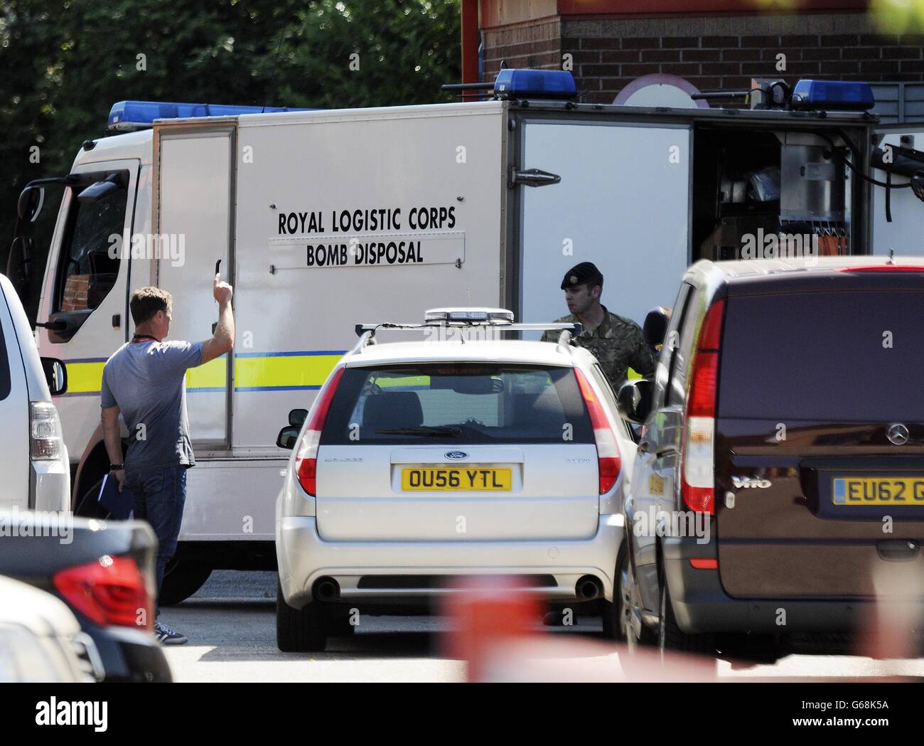 Ein Bombenentsorgungswagen in einer Industrieeinheit, die der Hauptsitz des Softwareunternehmens Delcam in Small Heath, Birmingham ist, nachdem zwei ukrainische Männer nach Anti-Terror-Gesetzen befragt wurden, haben den Ort einer Explosion in der Nähe der Wolverhampton Central Mosque gefunden. Stockfoto