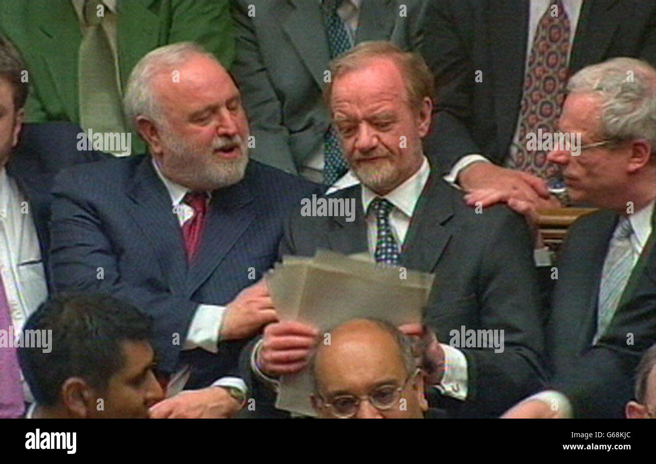 Vorsitzender des Unterhauses Robin Cook im Unterhaus. Cook stellte Tony Blairs Entschlossenheit auf die Probe - er verließ das Kabinett, als Großbritannien und die USA die Decks für militärische Aktionen gegen den Irak freilegten. Neben Cook sitzen Frank Dobson (L) und Chris Smith. * Präsident George Bush wird eine Fernsehansprache an das amerikanische Volk nutzen, die um 1 Uhr morgens im Vereinigten Königreich gesendet wird, um Saddam Hussein ein ein Ultimatum zu schicken, sein Land zu verlassen oder gewaltsam entfernt zu werden. Stockfoto
