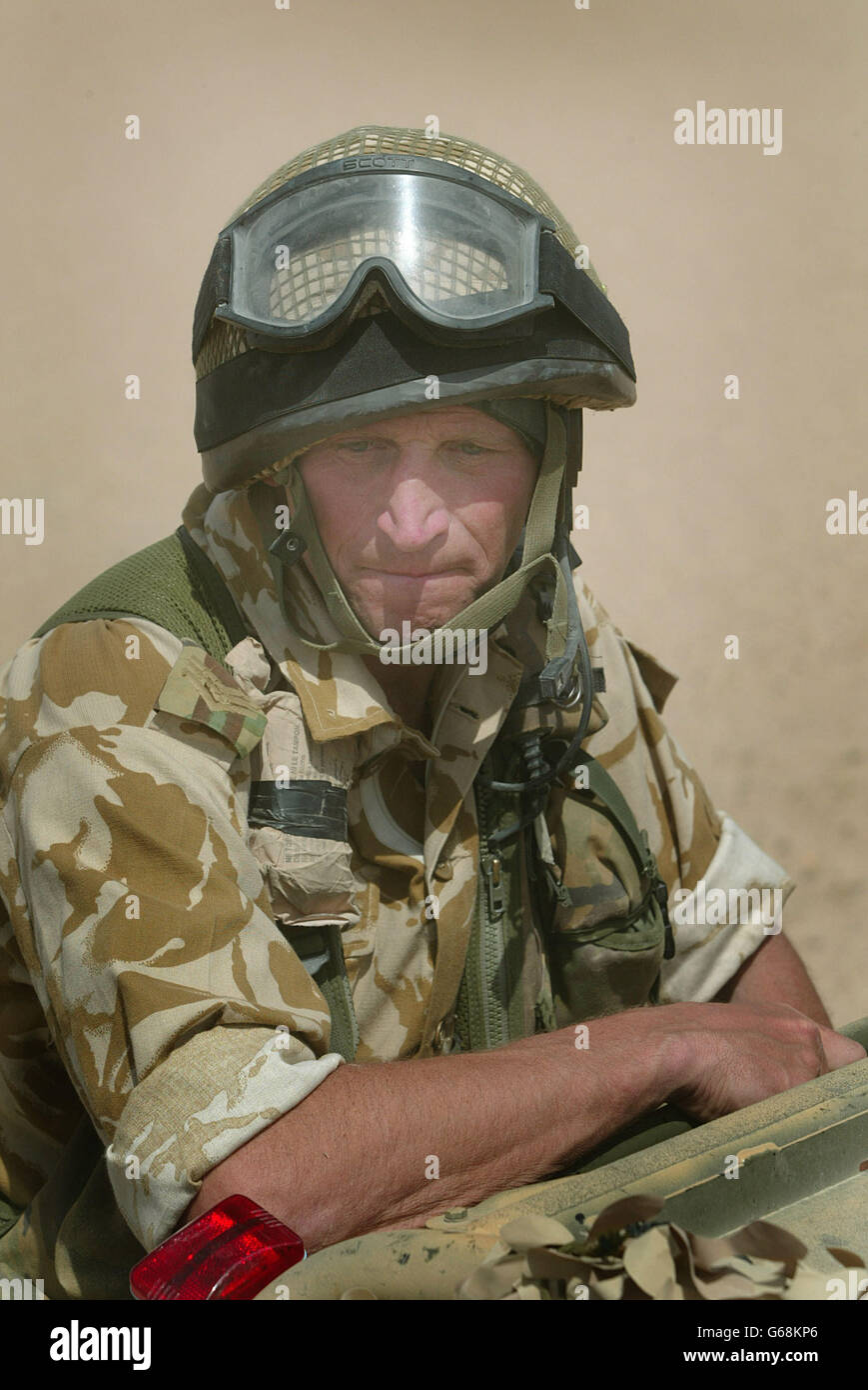 Sgt. Joe Gillespie begleitet Mitglieder einer Brigade Patrol Truppe, die Teil der Brigade Recce Force ist, die ein Eliteteam innerhalb der Marine Commando Brigade sind, in der nördlichen Kuwaitischen Wüste in ihren 'WMIKs'. * Diese speziell angepassten Land Rovers (Weapons Mounted Installation Kit) ermöglichen es der Truppe, einige der schwierigsten Gelände zu bewältigen. Stockfoto