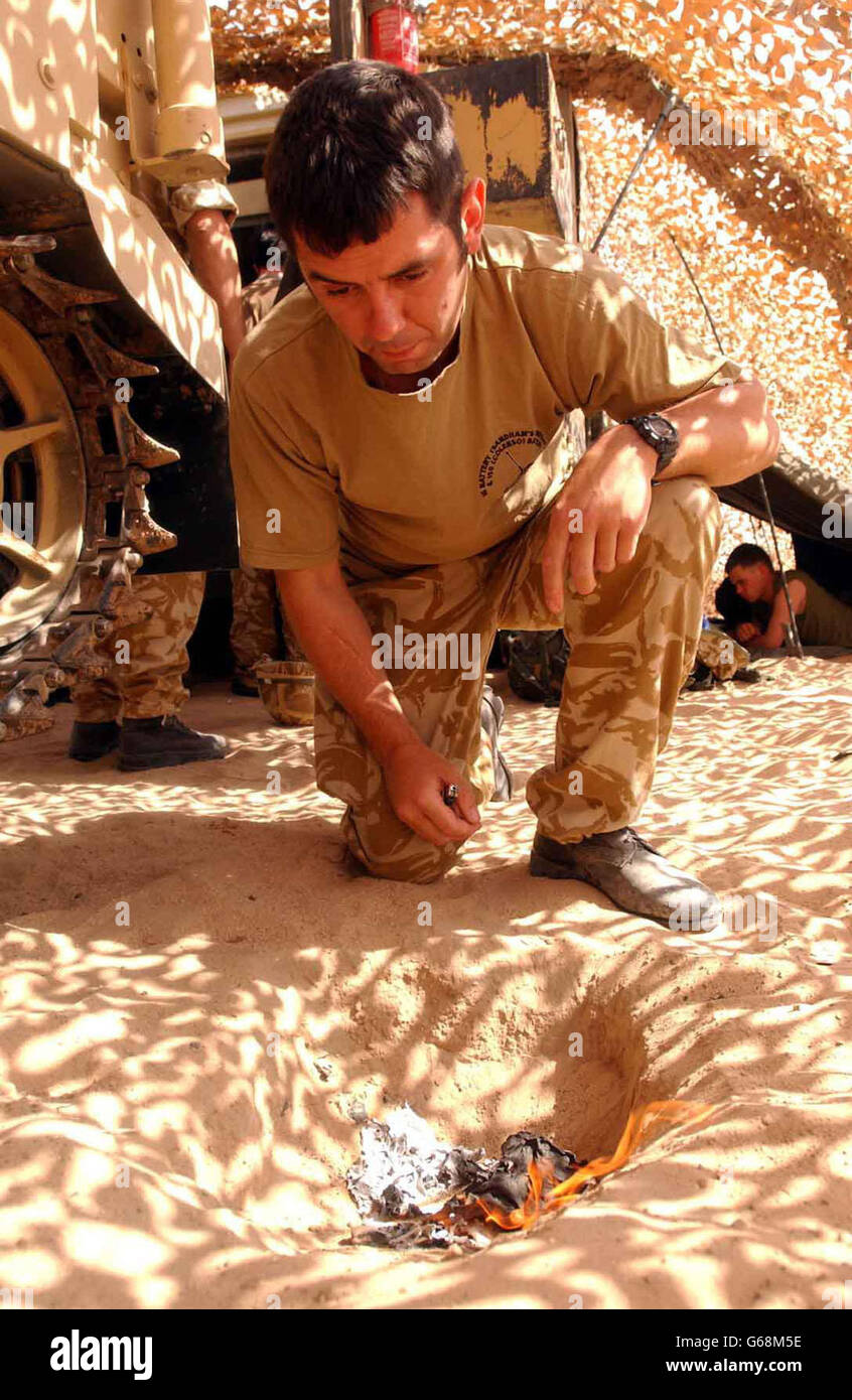 Ein Soldat des Queen's Dragoon Guards 3 Commando verbrennt einen persönlichen Brief, der ihm von zu Hause geschickt wurde, um zu verhindern, dass er in feindliche Hände fällt, sollte er in einem möglichen Krieg mit dem Irak im Norden Kuwaits gefangen genommen werden. * der Soldat könnte innerhalb weniger Tage nach der Frist von US-Präsident Bush an Präsident Saddam, den Irak innerhalb von 48 Stunden zu verlassen, in Aktion sein. Stockfoto