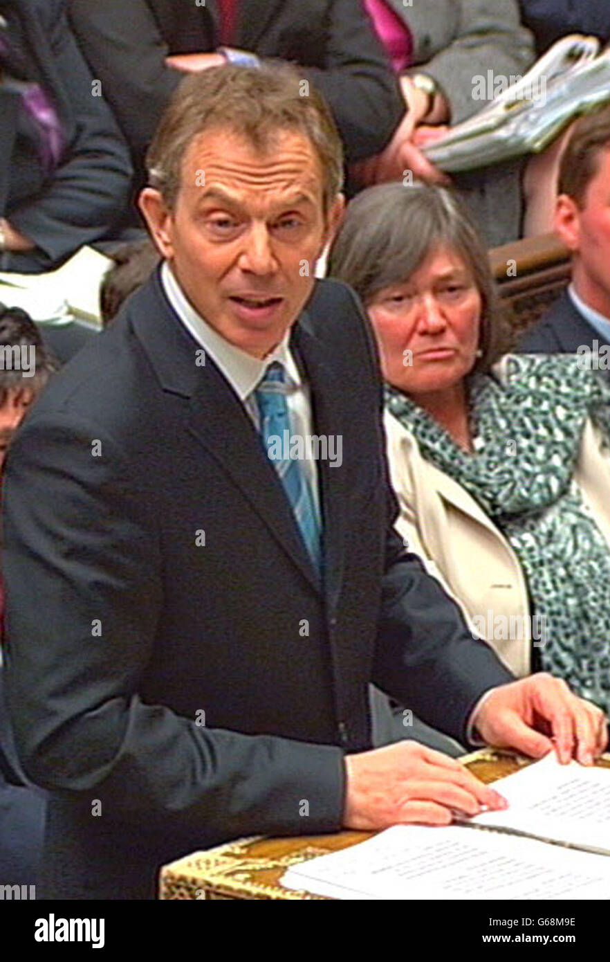 Premierminister Tony Blair und die internationale Entwicklungsministerin clare Short während einer Debatte über den Krieg mit dem Irak im Unterhaus. Stockfoto