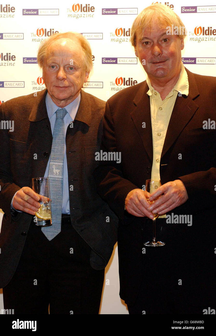 Die politischen Satiriker John Bird (links) und John Fortune kommen bei den Oldie of the Year Awards bei Simpsons in The Starnd an. Die von der Zeitschrift Oldie gestifteten Preise würdigen die Arbeit älterer Mitglieder der Gesellschaft. Stockfoto