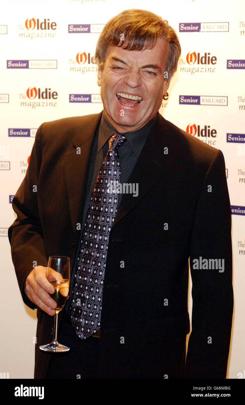 Der ehemalige DJ Tony Blackburn kommt bei den Oldie of the Year Awards bei den Simpsons in The Starnd an. Die von der Zeitschrift Oldie gestifteten Preise würdigen die Arbeit älterer Mitglieder der Gesellschaft. Stockfoto