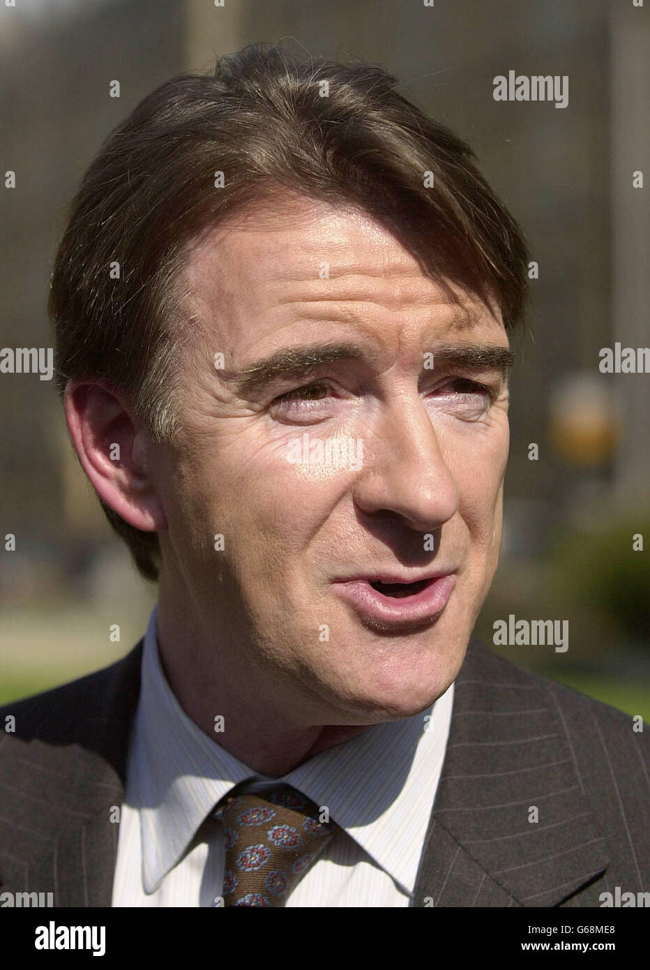 Der Abgeordnete Peter Mandelson verlässt vor der Debatte im Unterhaus über die Möglichkeit eines kriegsaganistischen Irak ein Fernsehstudio vor dem Palast von Westminster im Zentrum von London. 12/08/04: Peter Mandelson, der zum nächsten eu-handelskommissar ernannt wurde. Seine Ernennung wurde vom designierten Kommissionspräsidenten Jose Manuel Barosso in Brüssel angekündigt, und er wird sein Amt am 1. November aufnehmen, vorbehaltlich der Zustimmung der gesamten Kommission durch das Europäische parlament. Stockfoto