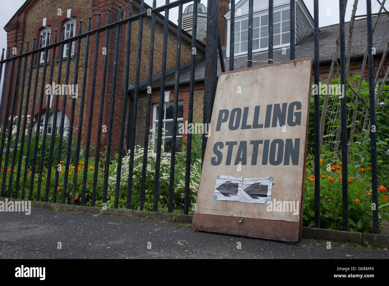 Am Wahltag Referendum Tageszeit Großbritanniens EU (Europäische Union), sehen wir das Wahllokal anmelden außerhalb St. Saviour Kirche in Herne Hill, Se24, 23. Juni 2016, in South London, Großbritannien. Stockfoto