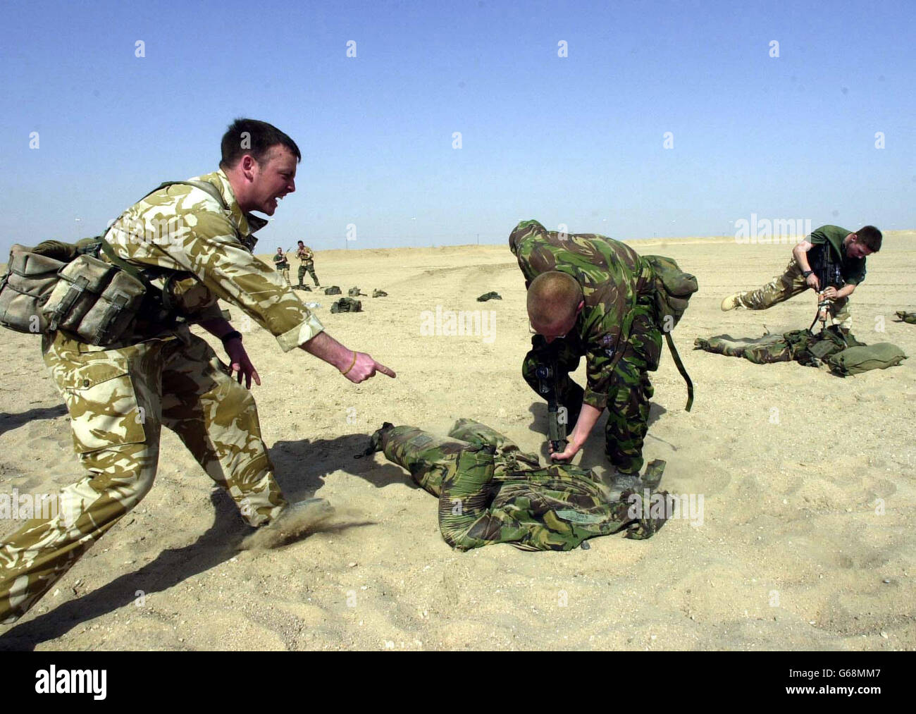 Mitglieder Einer Kompanie 1. Bataillon Light Infantry 2 RTR Kampfgruppe Pte Matthew Woodfine üben enge Viererkämpfe in der sengenden 40-Grad-Hitze an der irakischen Grenze Kuwaits. Stockfoto