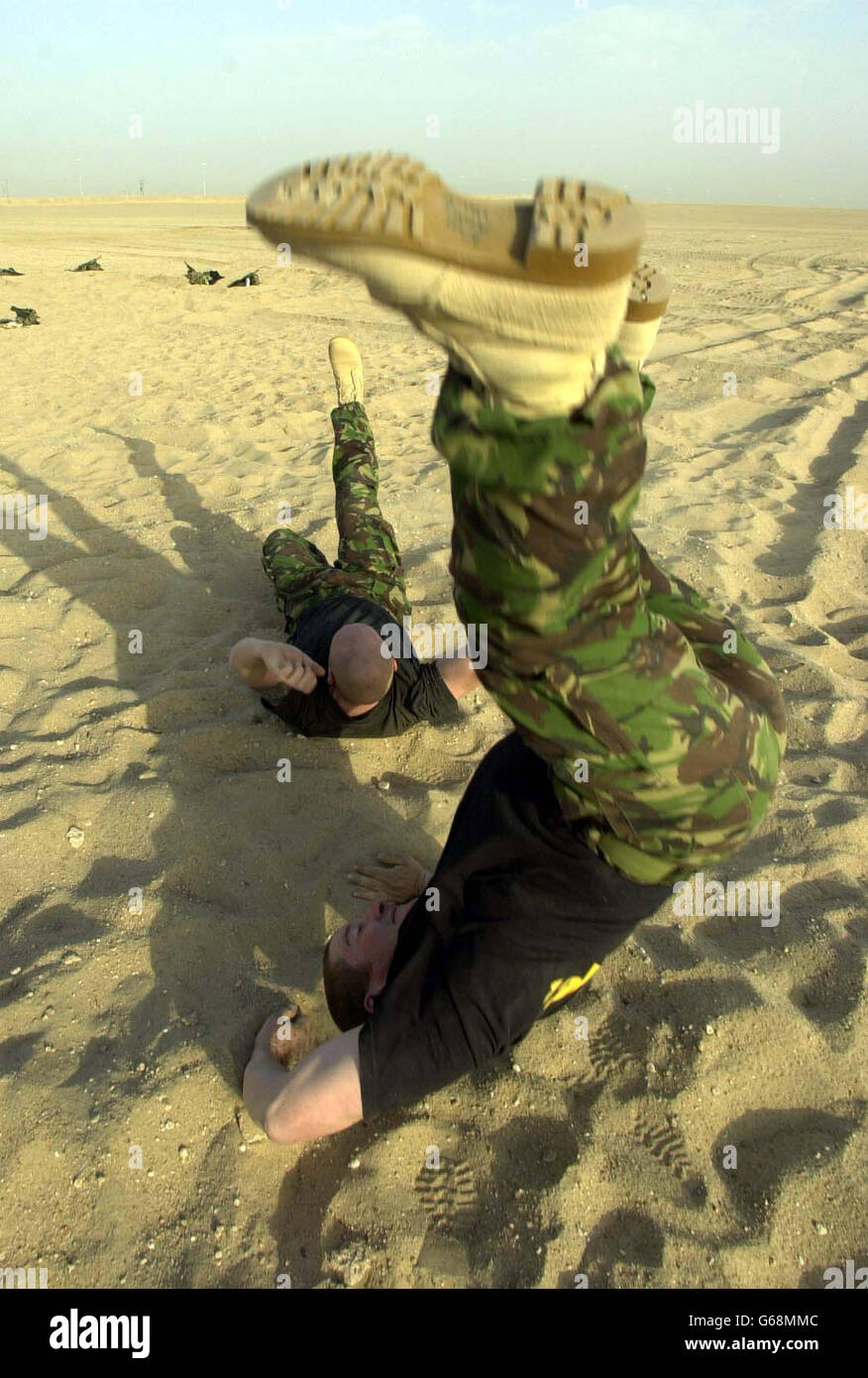 Mitglieder Einer Kampfgruppe des 1. Bataillons Light Infantry 2 RTR üben enge Viererkämpfe in der sengenden Hitze von 40 Grad an der Grenze zum Irak in Kuwait. Stockfoto