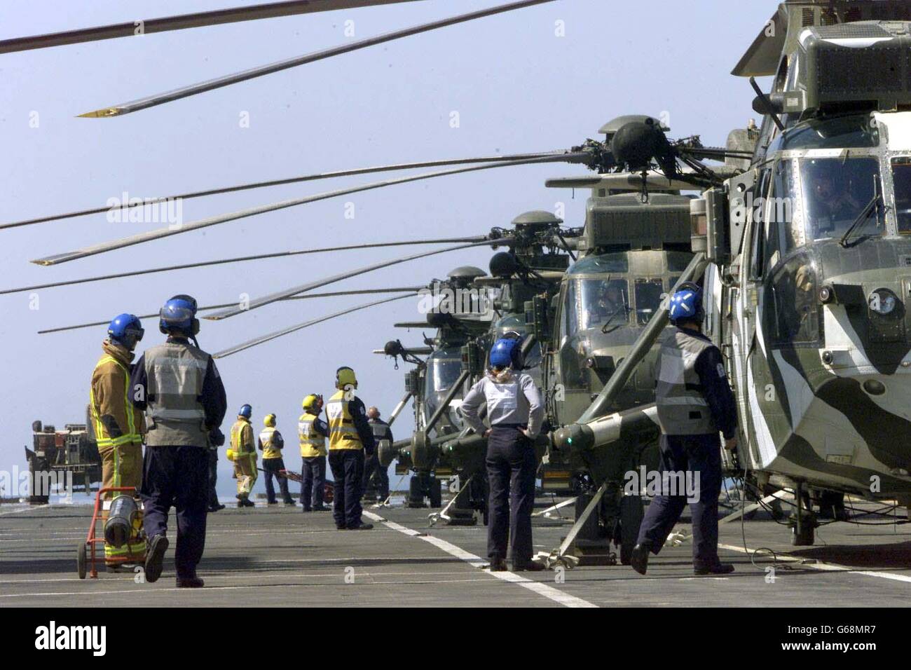 Sea King Helicopters an Bord von HMS Ocean patrouillieren vor der Küste von Kuwait. Stockfoto