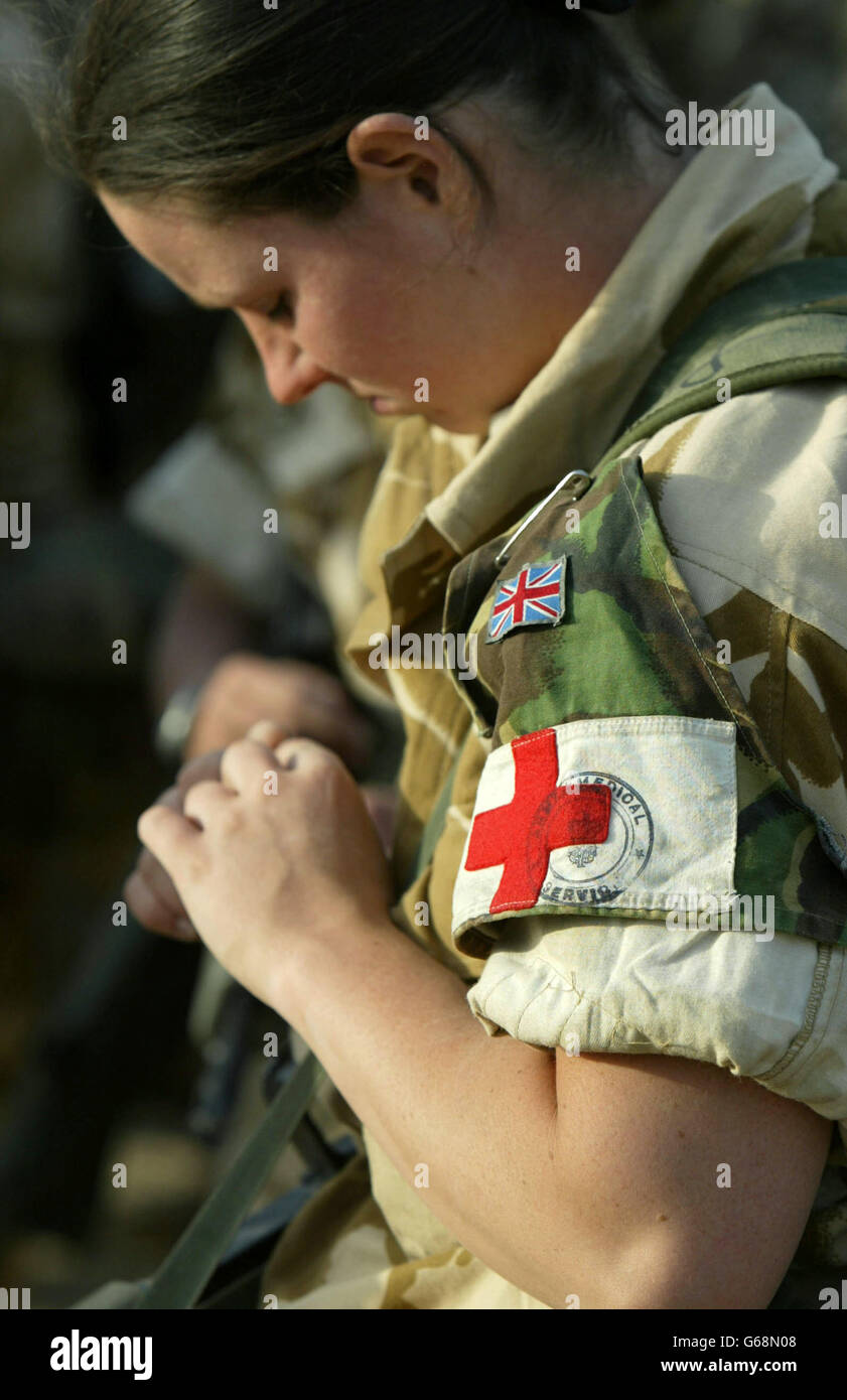 Eine Sanitätin des medizinischen Regiments 1 CS hört sich mit gesenktem Kopf eine Unterweisung ihres Kommandanten an. Foto von Dan Chung, The Guardian, MOD Pool Stockfoto