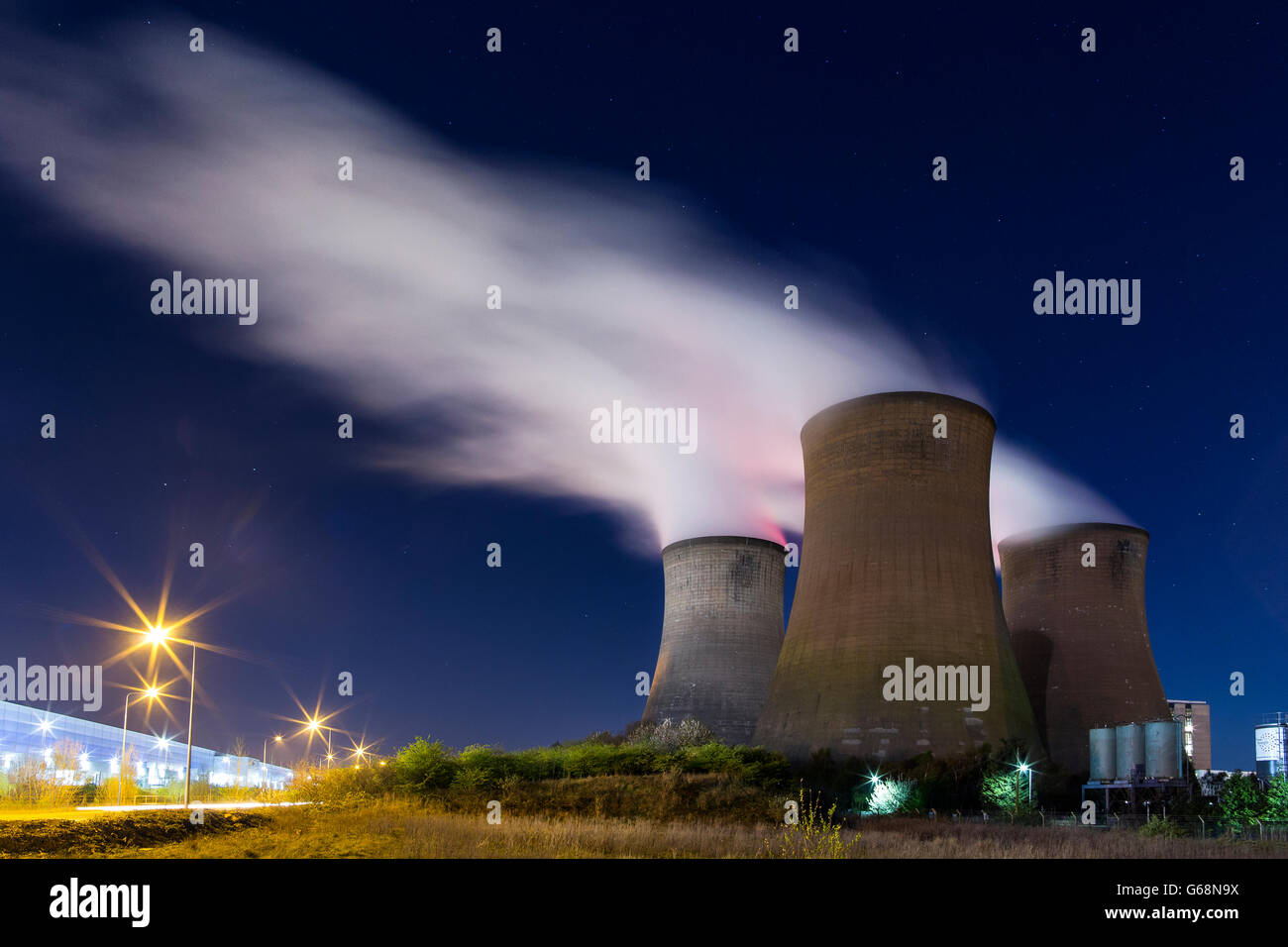 Kraftwerk Cooling Towers bei Nacht. Dies ist Kraftwerk Rugeley in Staffordshire, UK. Stockfoto