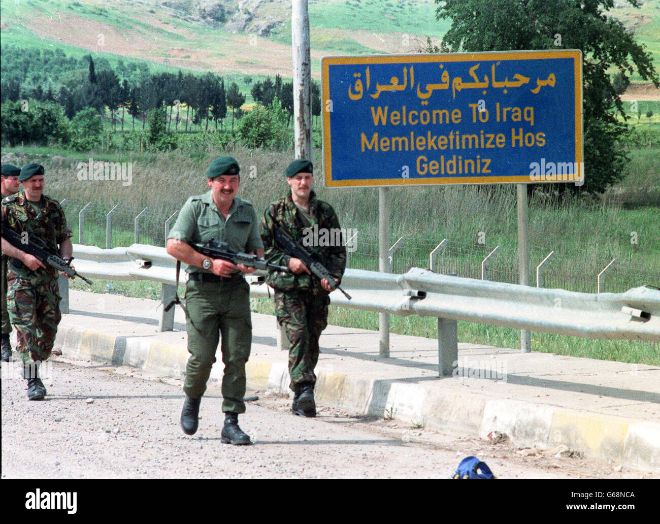 Marines passieren Schild Stockfoto