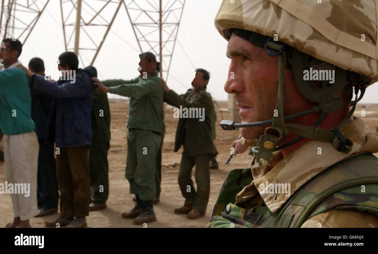 Ein Royal Marine Commando bewacht irakische Kriegsgefangene nach ihrer Gefangennahme. Stockfoto