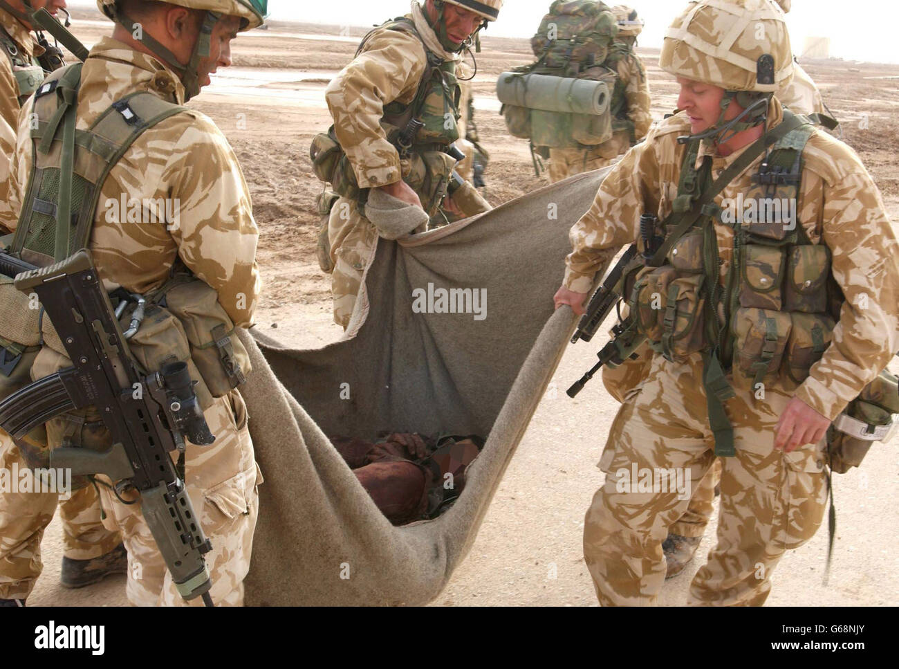 Royal Marine Commando von 40 Commando Royal Marines evakuiert heute Morgen einen schwer verletzten irakischen Soldaten auf dem Al Faw Peninisular. Stockfoto