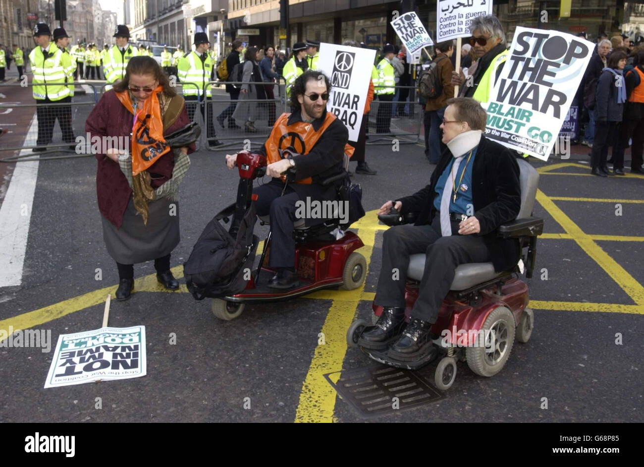Rollstuhlfahrer schließen sich den Teilnehmern an einem protestmarsch im Zentrum von London an, um ihre Opposition gegen den Krieg mit dem Irak zu zeigen. Andere Demonstrationen finden in anderen Teilen des Vereinigten Königreichs statt. *... aber es wird erwartet, dass die Zahl der Protestierenden nicht mit der des Vormonats übereinstimmt, als mehr als eine Million Menschen in die Hauptstadt kamen. Stockfoto