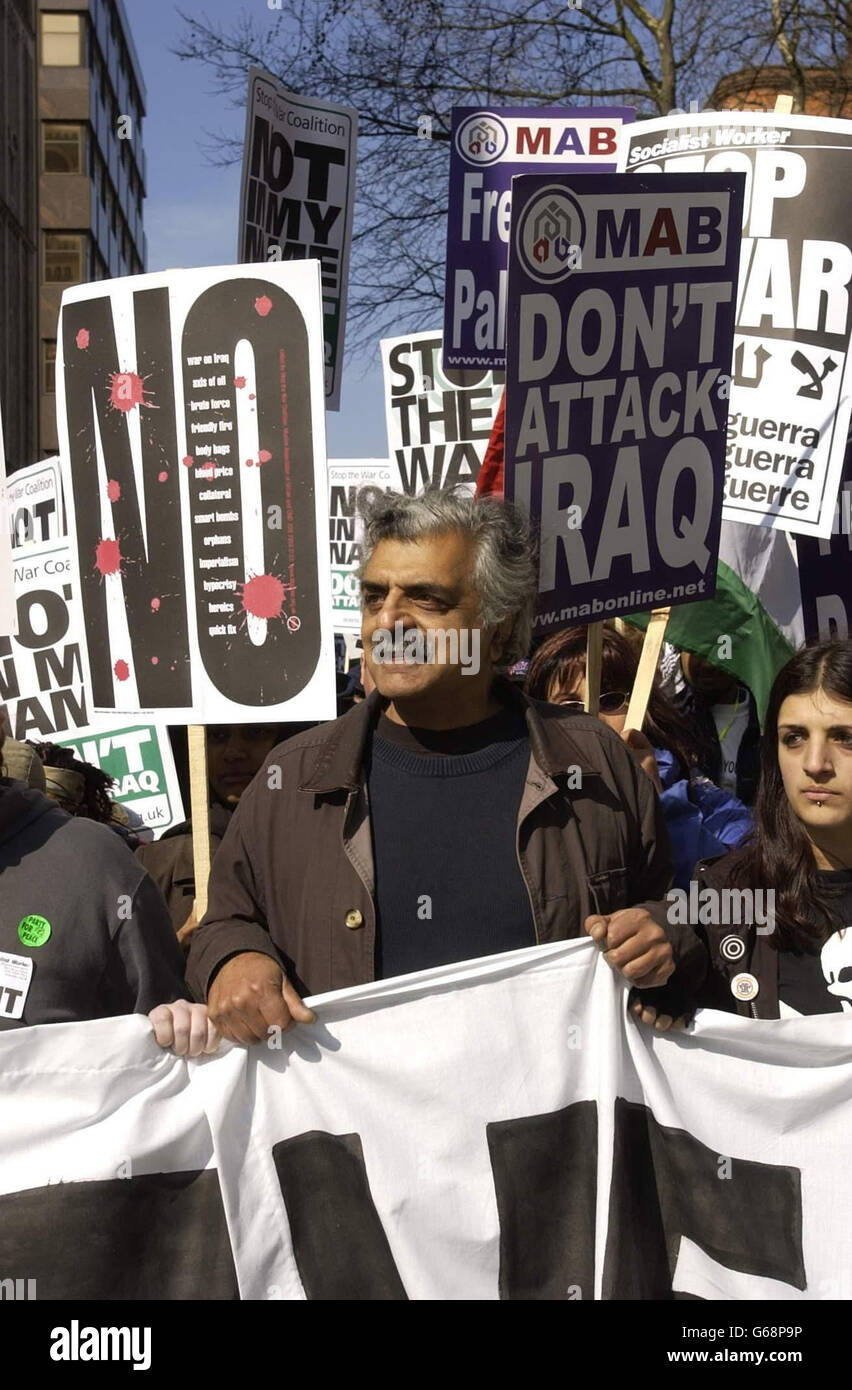 Tariq Ali schließt sich den Leuten an, die an einem protestmarsch im Zentrum von London teilnehmen, um ihre Opposition gegen den Krieg mit dem Irak zu zeigen. Andere Demonstrationen finden überall in Großbritannien statt. *... aber es wird nicht erwartet, dass die Zahl der Protestierenden dem Protest des Vormonats entspricht, als mehr als eine Million Menschen in die Hauptstadt kamen. Stockfoto