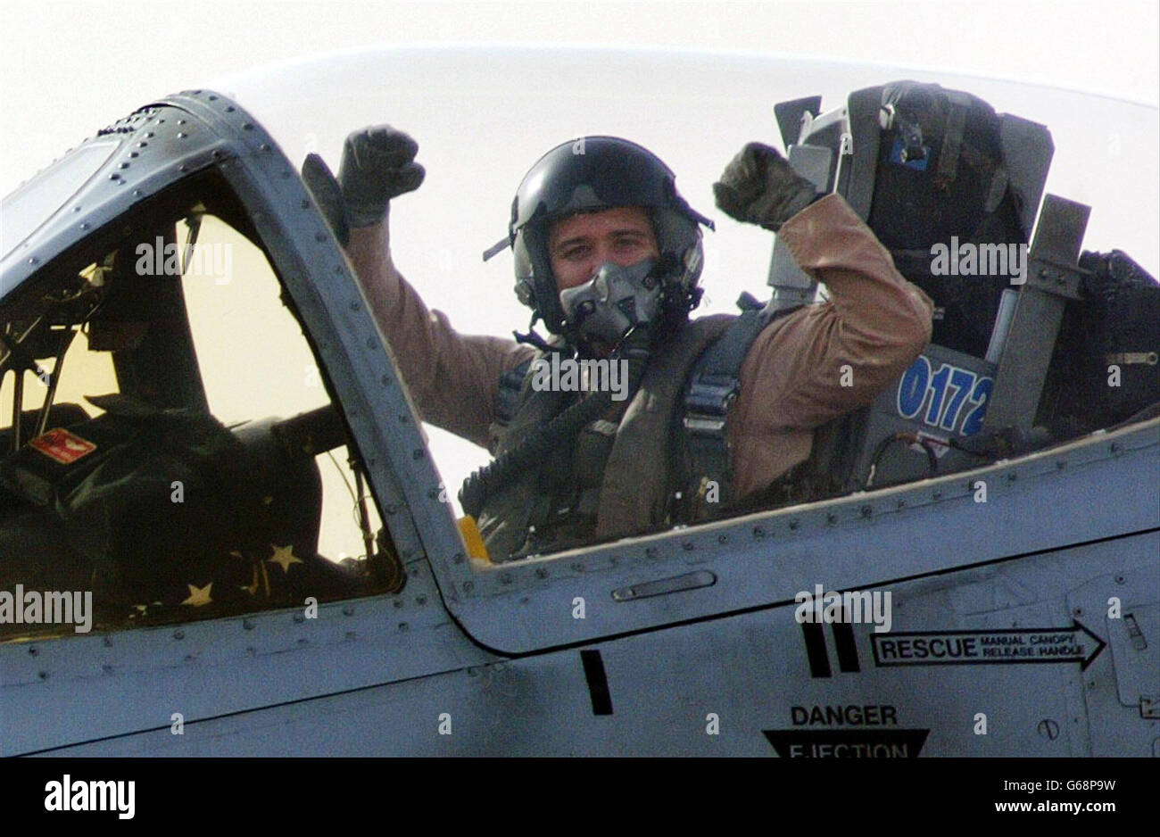 Ein US Marine A10 Pilot jubelt und stert, als er vor seiner Mission über den Irak auf die Landebahn seiner Basis in Kuwait taxis. Die Vereinigten Staaten und Großbritannien entfesselten ihre ersten Tagesluftangriffe auf Bagdad, nachdem sie es mit einem furchteinflößenden nächtlichen Blitzschlag geschlagen hatten. Stockfoto