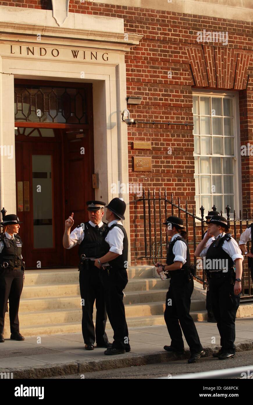 Polizeibeamte vor dem Lindo-Flügel des St. Mary's Hospital in London, nachdem die Herzogin von Cambridge in den frühen Stadien der Arbeit ins Krankenhaus eingeliefert wurde. Stockfoto