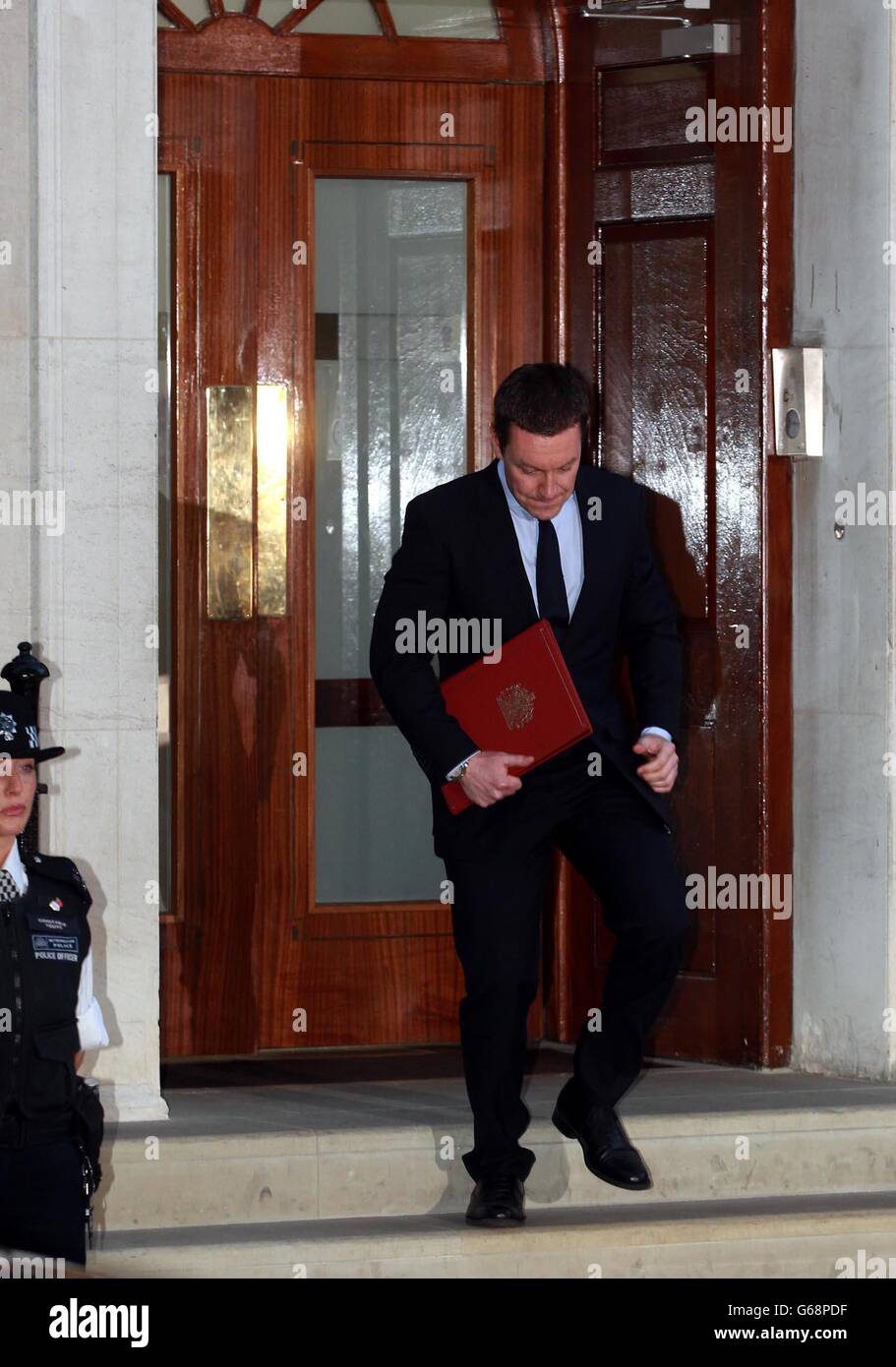 Der königliche Adjutant Ed Perkins verlässt das St. Mary's Hospital in London auf dem Weg zum Buckingham Palace, nachdem die Herzogin von Cambridge einen Jungen geboren hat. Stockfoto