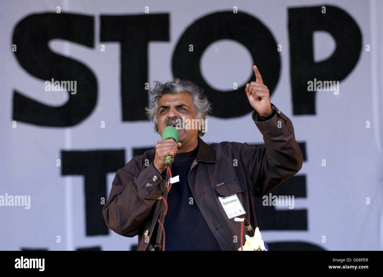 Tariq Ali spricht über die Anti-Kriegs-Kundgebung im Hyde Park im Zentrum von London. Stockfoto