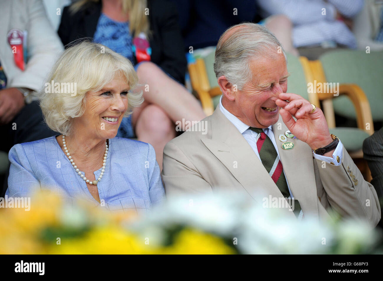 Der Prinz von Wales und die Herzogin von Cornwall im Hauptring bei der Royal Welsh Show in Llanelwedd, Builth Wells, Wales. Stockfoto