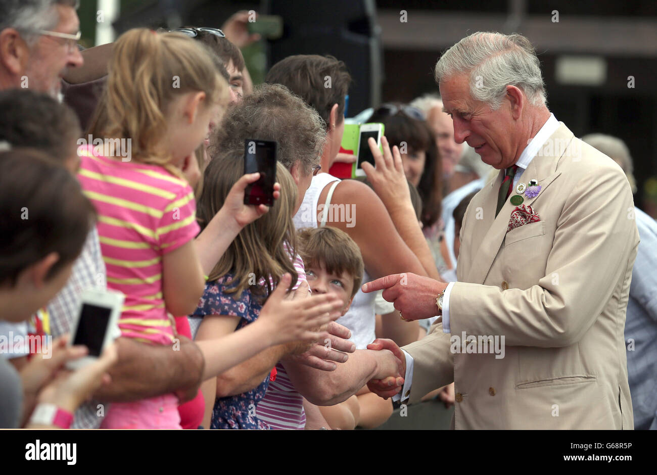 Der Prince of Wales ist ein ganz ganz ganz ganz ganz ganz geiles Publikum, als er bei der Royal Welsh Show im Royal Wales Showground in Llanelwedd, Builth Wells, ankommt. DRÜCKEN Sie VERBANDSFOTO. Bilddatum: Mittwoch, 24. Juli 2013. Siehe PA Geschichte ROYAL Welsh. Bildnachweis sollte lauten: Matt Cardy/PA Wire Stockfoto