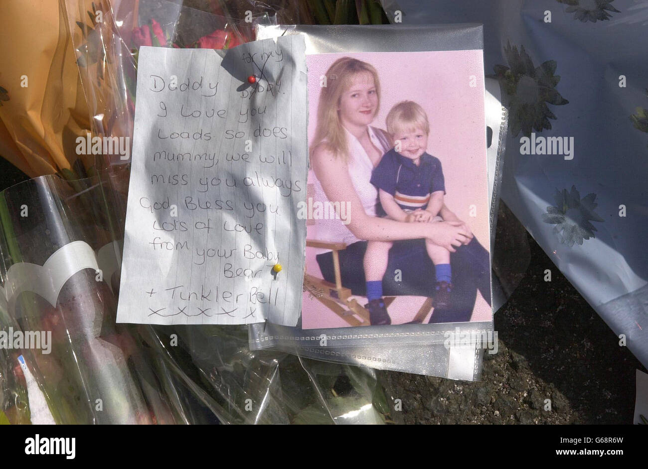 Eine florale Hommage an Ian Seymour mit einer Notiz von seinem Sohn Beck (Tinker Bell), platziert im Plymouth-Hauptquartier der 3 Commando Brigade, die acht Soldaten bei einem Hubschrauberabsturz verloren. Stockfoto