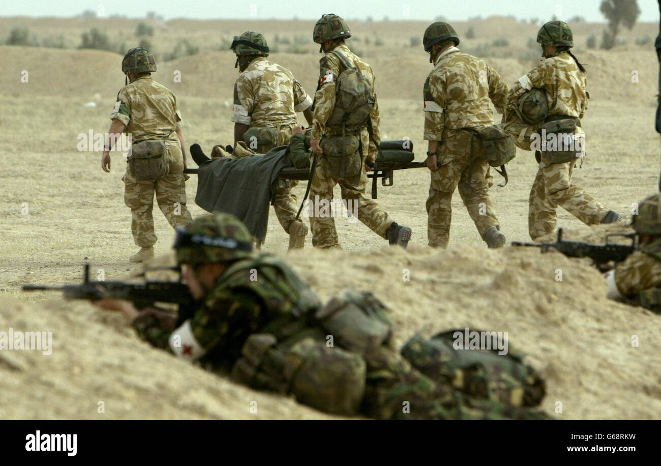 Britische Verwundete werden von 1 CS Medical Regiment in der Nähe von Basra, Südirak, in einem Puma Hubschrauber geflogen. Foto von Dan Chung, The Guardian, MOD Pool Stockfoto