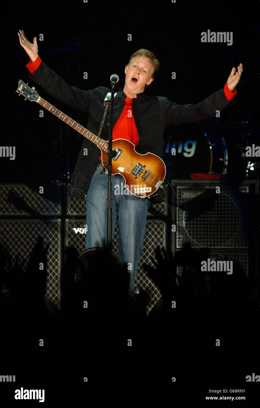 Sir Paul McCartney spielt auf der Bühne während der Eröffnungsnacht der europäischen Etappe seiner Back in the World 2003 Tour im Palais Omnisports Bercy in Paris, Frankreich. Stockfoto
