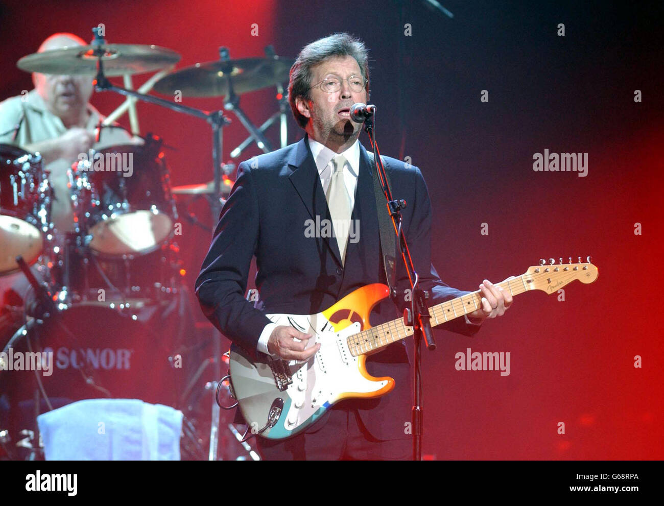 Eric Clapton tritt auf der Bühne während des zweiten in einer Reihe von Sonderkonzerten für die Teenage Cancer Trust Charity in der Royal Albert Hall im Zentrum von London auf. * die Teenage Cancer Trust Shows sind die Idee des WHO-Frontmanns Roger Daltrey und des Co-Vorsitzenden der Wohltätigkeitsorganisation Dr. Adrian Whiteson. Stockfoto